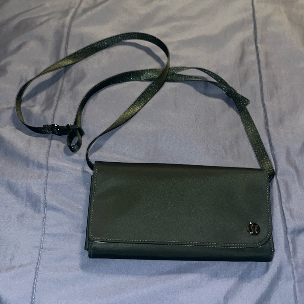🍋 VGUC Lululemon Wallet Clutch Crossbody - Rainforest Green/Trench